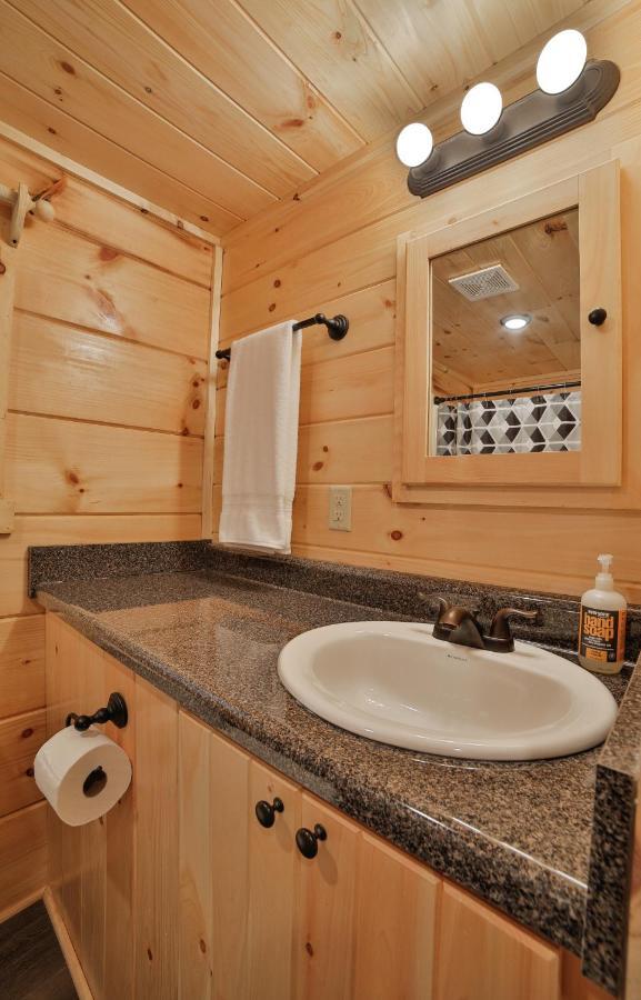 Thomas Cabin Forest Tiny Cabin With Hot Tub Τσαττανούγκα Εξωτερικό φωτογραφία